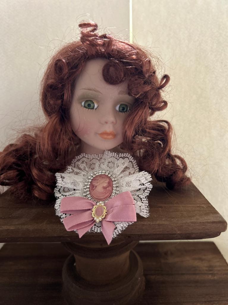 Poppenhoofdje met camee en rode haren porselein, Ophalen of Verzenden, Zo goed als nieuw, X, Pop
