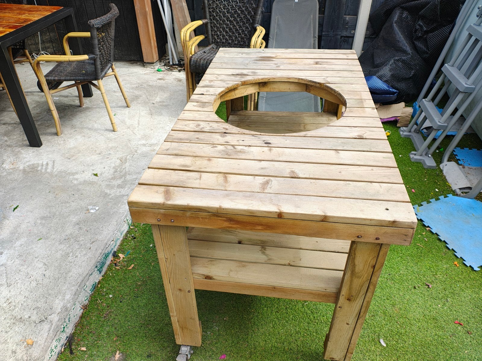 Verrijdbare tafel voor een large/ 21 inch kamado, Ophalen