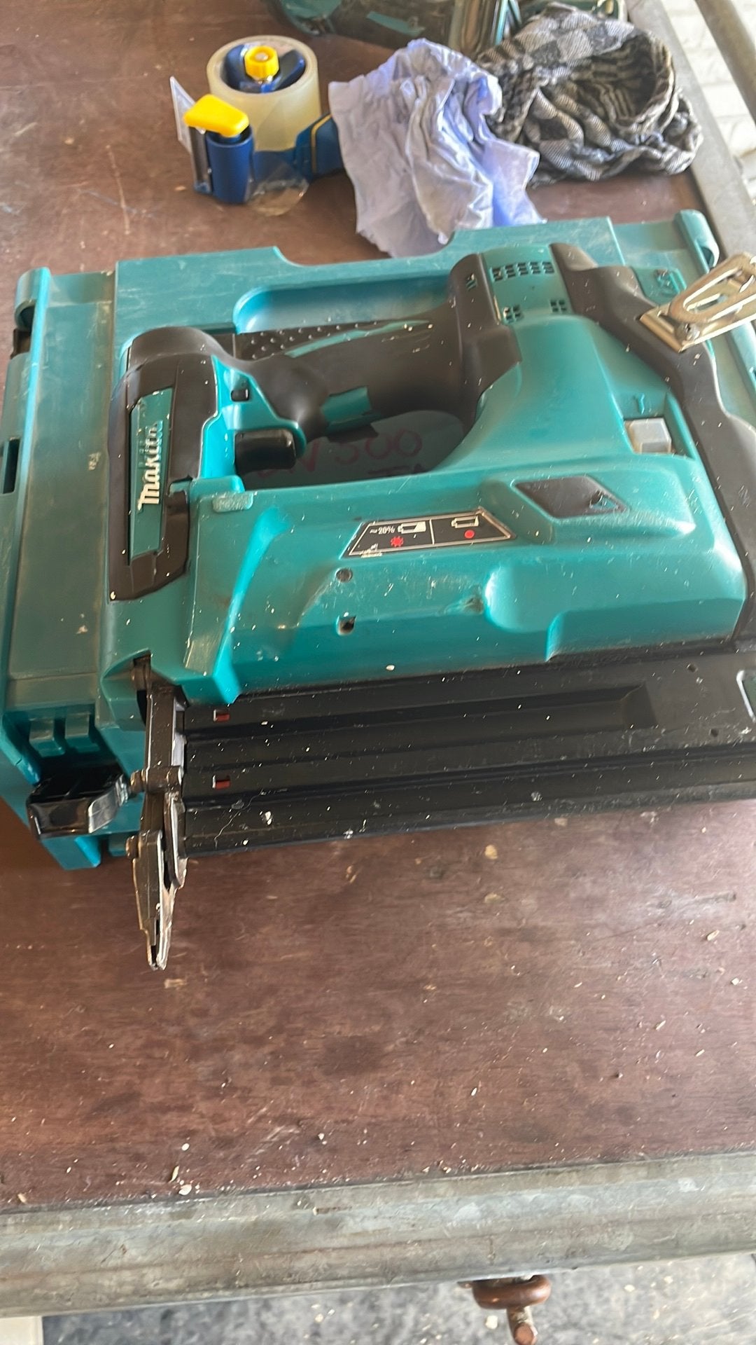 Makita DBN500 Accu tacker. Lees advertentie, Ophalen of Verzenden, Gebruikt, Tacker/nietmachine, Makita