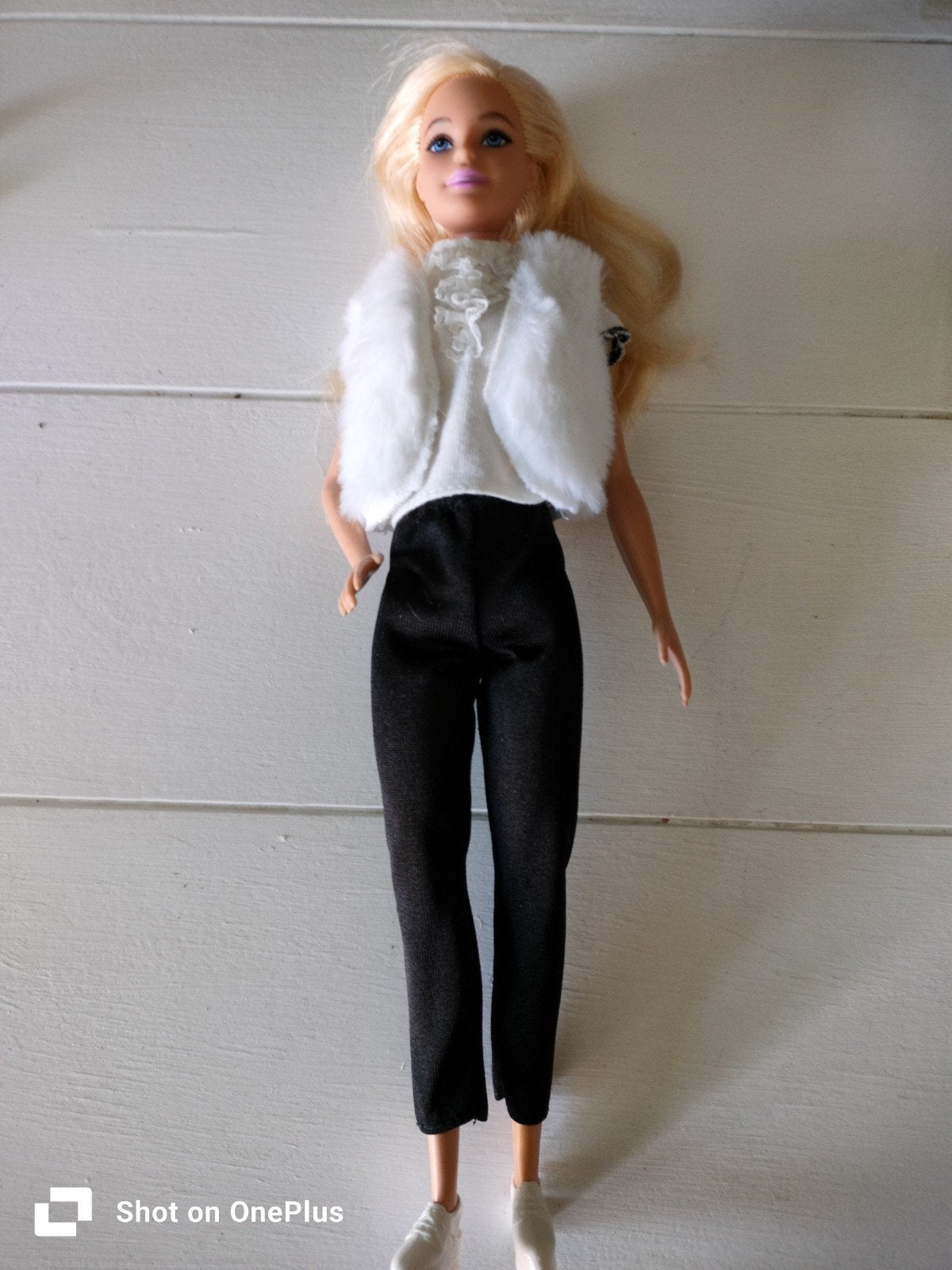 Barbie pop met witte top en zwarte broek, Ophalen of Verzenden, Zo goed als nieuw, Pop
