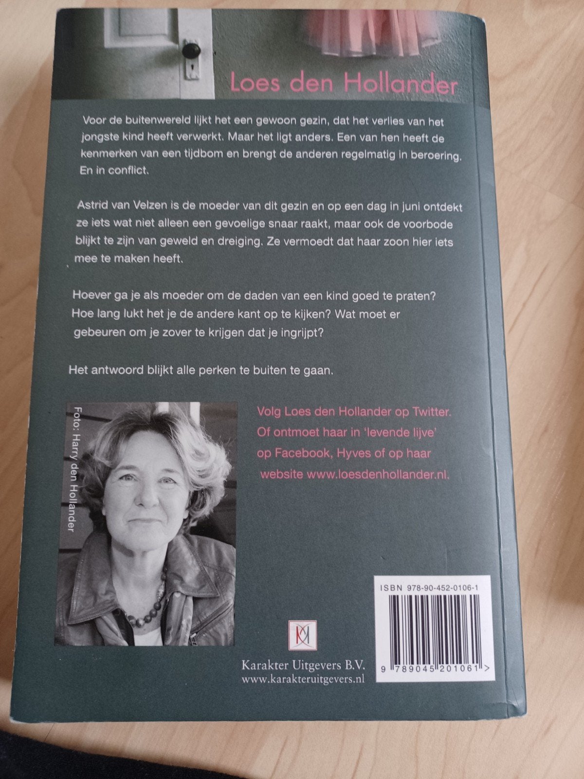 Loes den Hollander - Troostkind (Literaire thriller), Boeken, Ophalen of Verzenden, Zo goed als nieuw, Loes den Hollander, Nederland