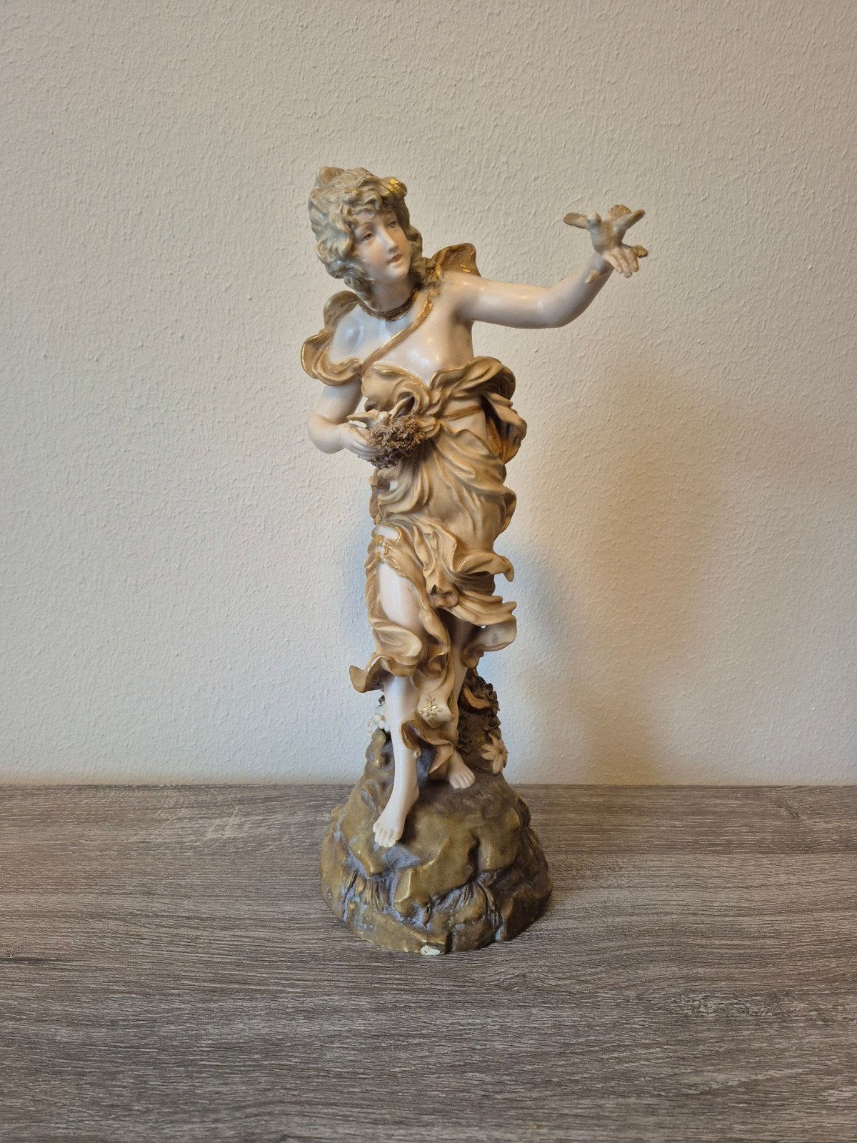 Ernst Wahliss beeld Vrouw met duiven porselein, Antiek en Kunst, Ophalen