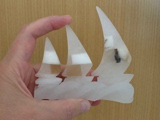 Stenen beeld van albast zeilbootjes handgemaakt in Volterra, Antiek en Kunst, Minder dan 20 cm, Ophalen of Verzenden, Steen of Keramiek