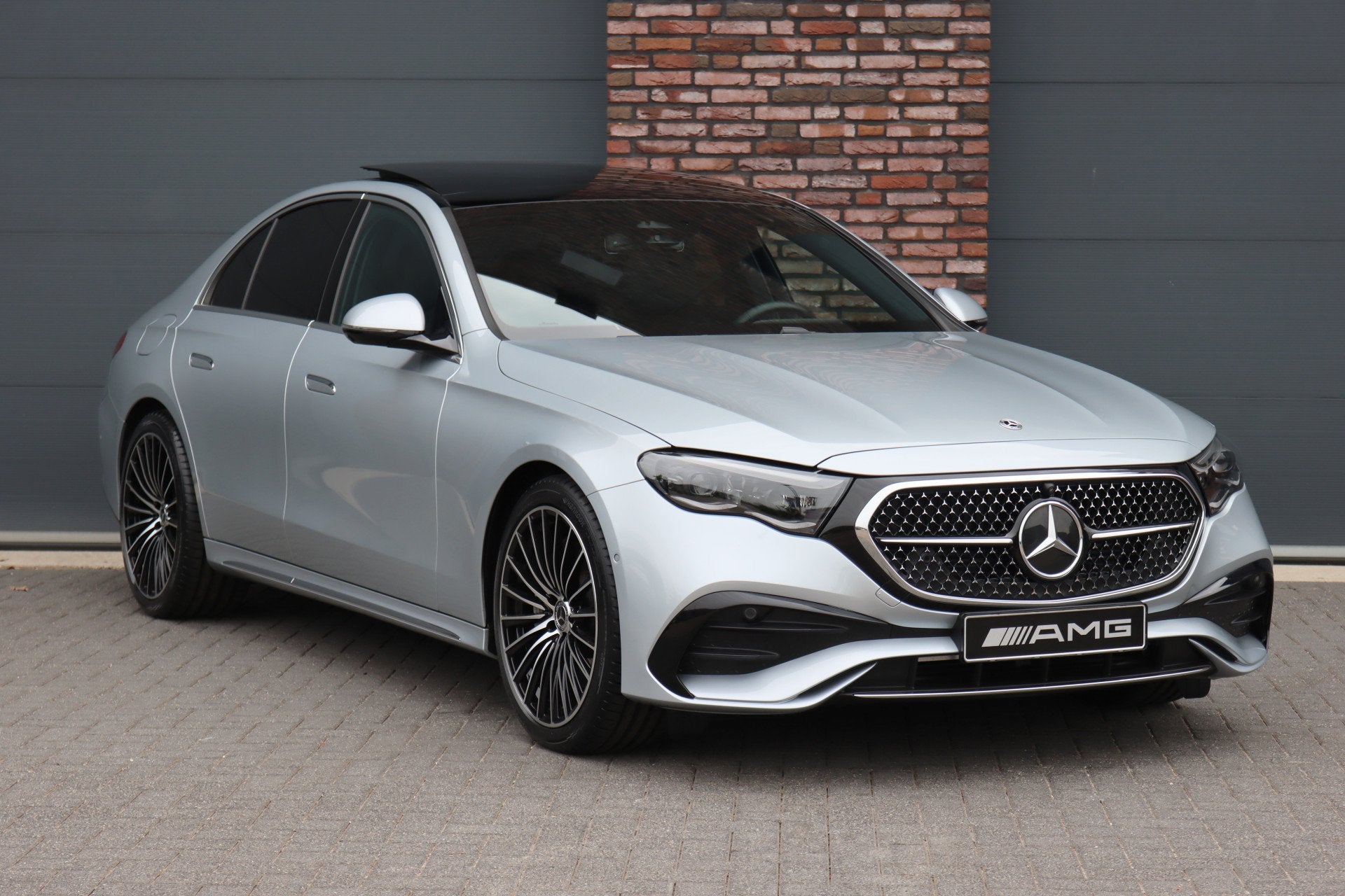 Mercedes-Benz E-Klasse 220 d AMG Line | Hyperscreen | Distro, Achterwielaandrijving, Gebruikt, 4 cilinders, Origineel Nederlands