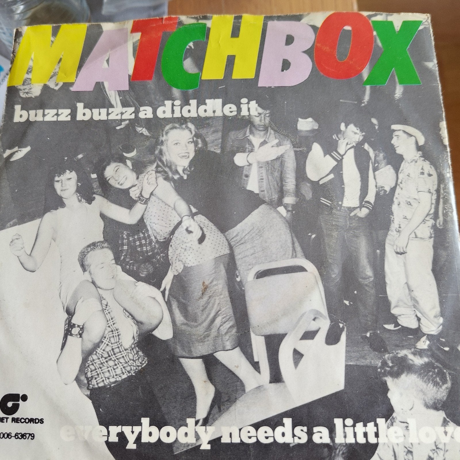 Matchbox - Buzz Buzz A Diddle It  Everybody Needs A Little L, Cd's en Dvd's, Ophalen of Verzenden, Gebruikt, 7 inch, Rock en Metal