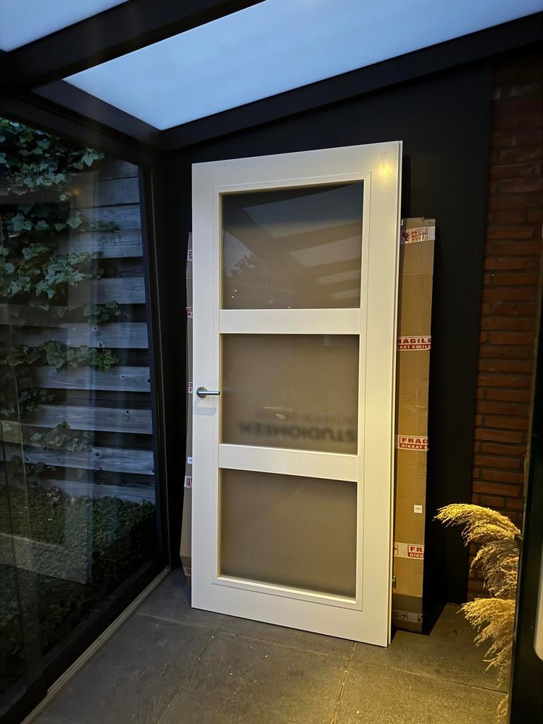 Witte kunststof binnendeur met glas en deurbeslag, Doe-het-zelf en Verbouw, Ophalen, Gebruikt, 80 tot 100 cm, Binnendeur