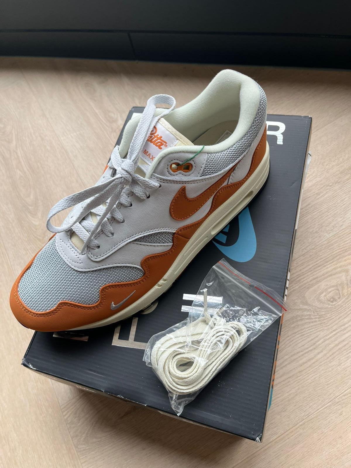 Nike Air Max 1 Patta Monarch met Bracelet maat 45, Ophalen of Verzenden, Nieuw, Overige kleuren