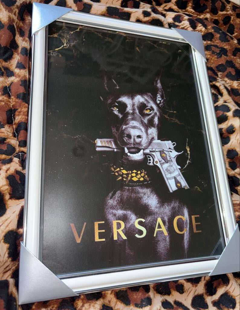 Versace Dobermann met pistool ingelijste poster, Minder dan 50 cm, Metaal of Aluminium, Nieuw, Ophalen of Verzenden