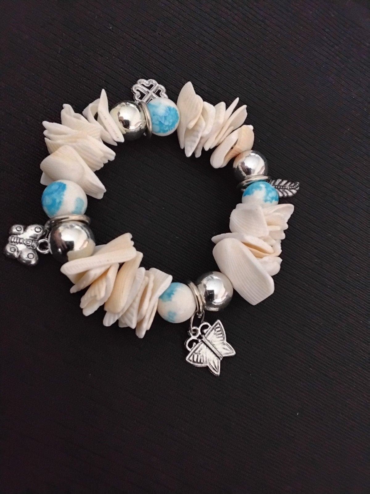 Elastische armband met kralen, bedels en witte schelpen, Sieraden, Tassen en Uiterlijk, Armbanden, Wit, Nieuw, Ophalen of Verzenden