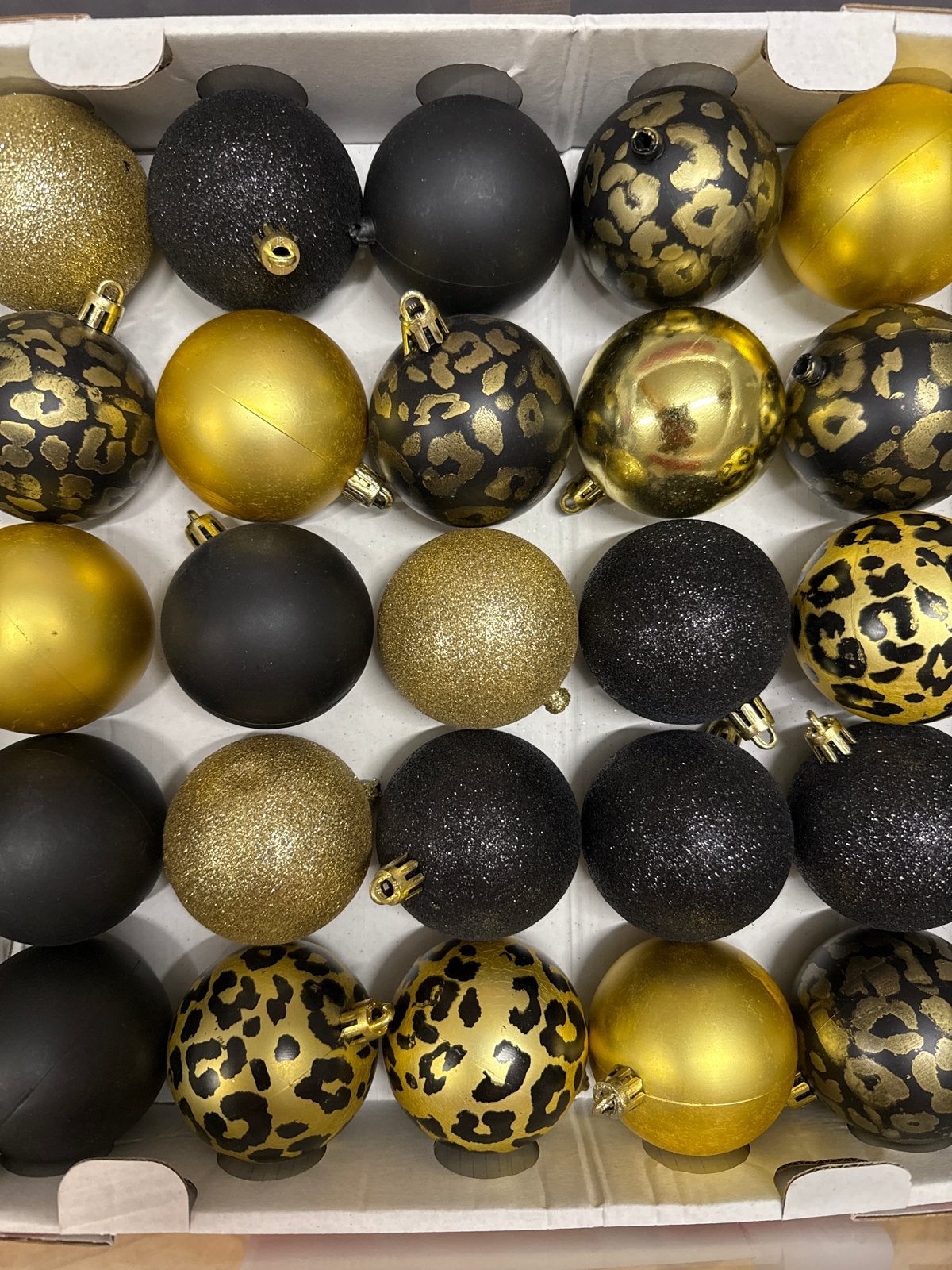 Circa 80 kerstballen (goud, zwart en panter mix), Diversen, Ophalen of Verzenden