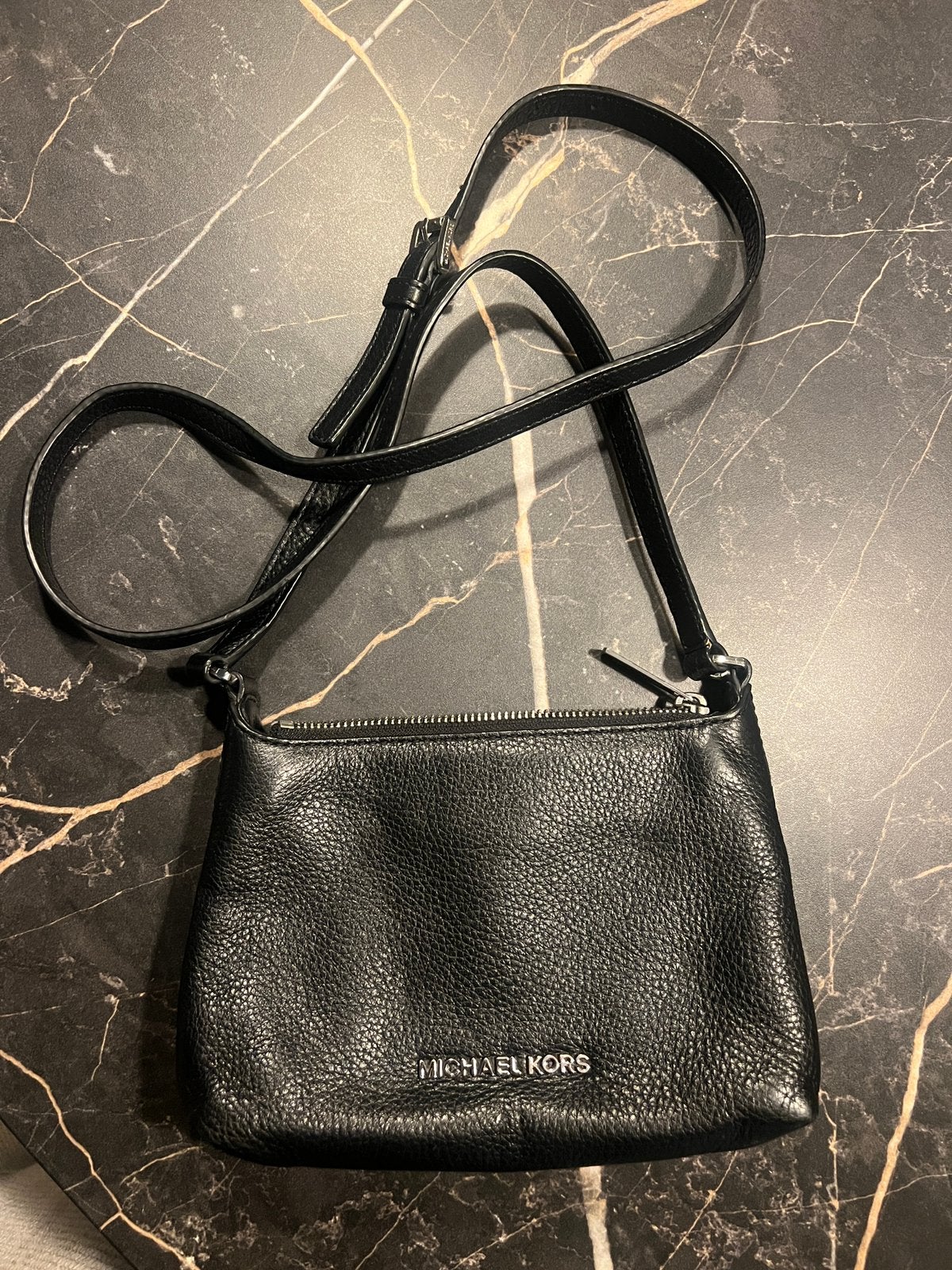 Michael Kors tasje met zilveren sluiting, Ophalen of Verzenden, Zo goed als nieuw, Zwart, Schoudertasje