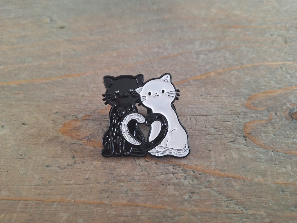 1 pin van 2 poezen met een hartje te koop, Verzamelen, Ophalen of Verzenden, Nieuw, Overige onderwerpen, Speldje of Pin