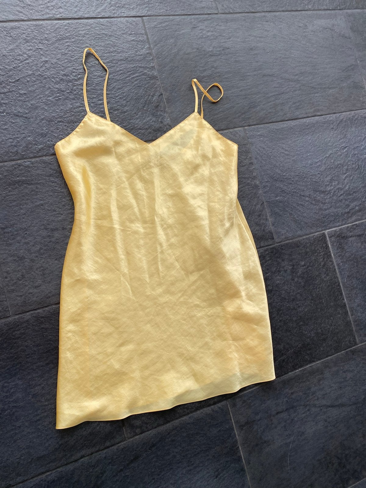 Hunkemöller Geel Satijnen look Nachthemd - Maat M, Kleding | Dames, Ophalen of Verzenden, Geel, Nachtkleding