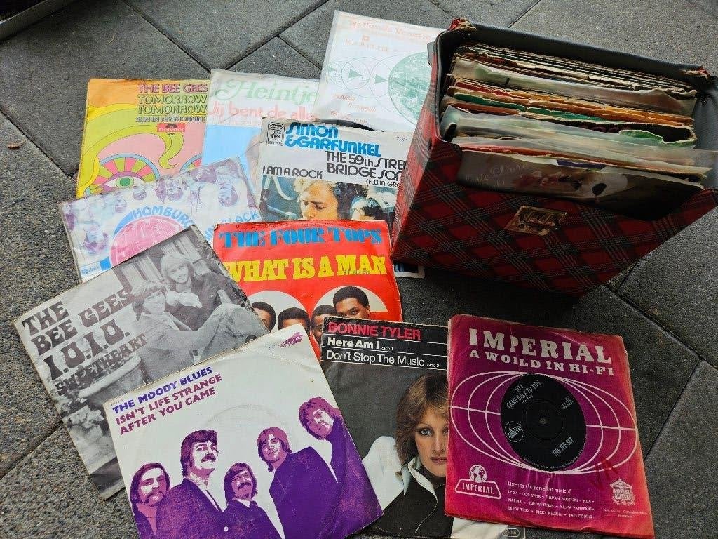 Te koop  singel koffer met 40 singels, Ophalen, Gebruikt, Pop, Overige typen