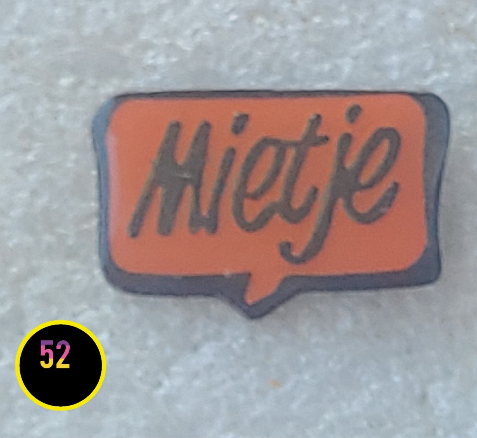 Vintage Pin 'Mietje' - Uniek Verzamelobject, Verzamelen, Speldjes, Pins en Buttons, Verzenden, Gebruikt, Overige onderwerpen, Speldje of Pin