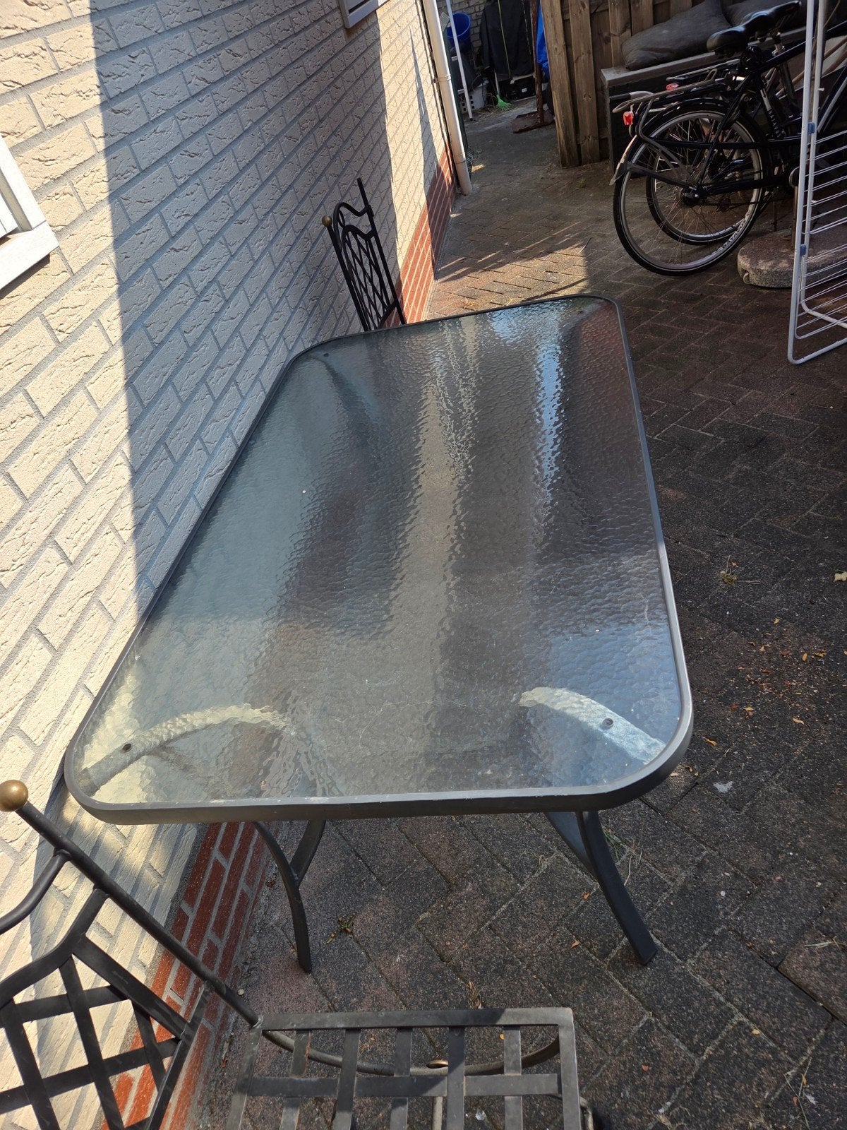 Stevige tuintafel met glazen blad en metalen frame, Ophalen, Gebruikt, Rechthoekig, Metaal