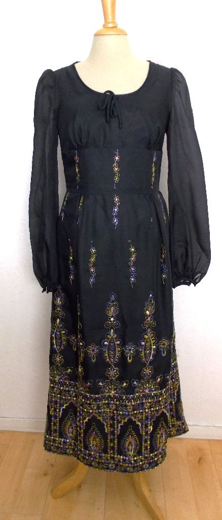 Vintage/hippie borduursels zwarte bewerkte maxi jurk! S, Verzenden, Zwart, Zo goed als nieuw, Maat 36 (S)