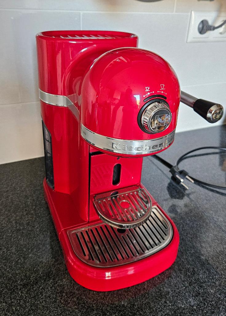 Nette KitchenAid Nespresso koffiemachine, Gebruikt, Koffiemachine, Ophalen of Verzenden, Koffiepads en cups