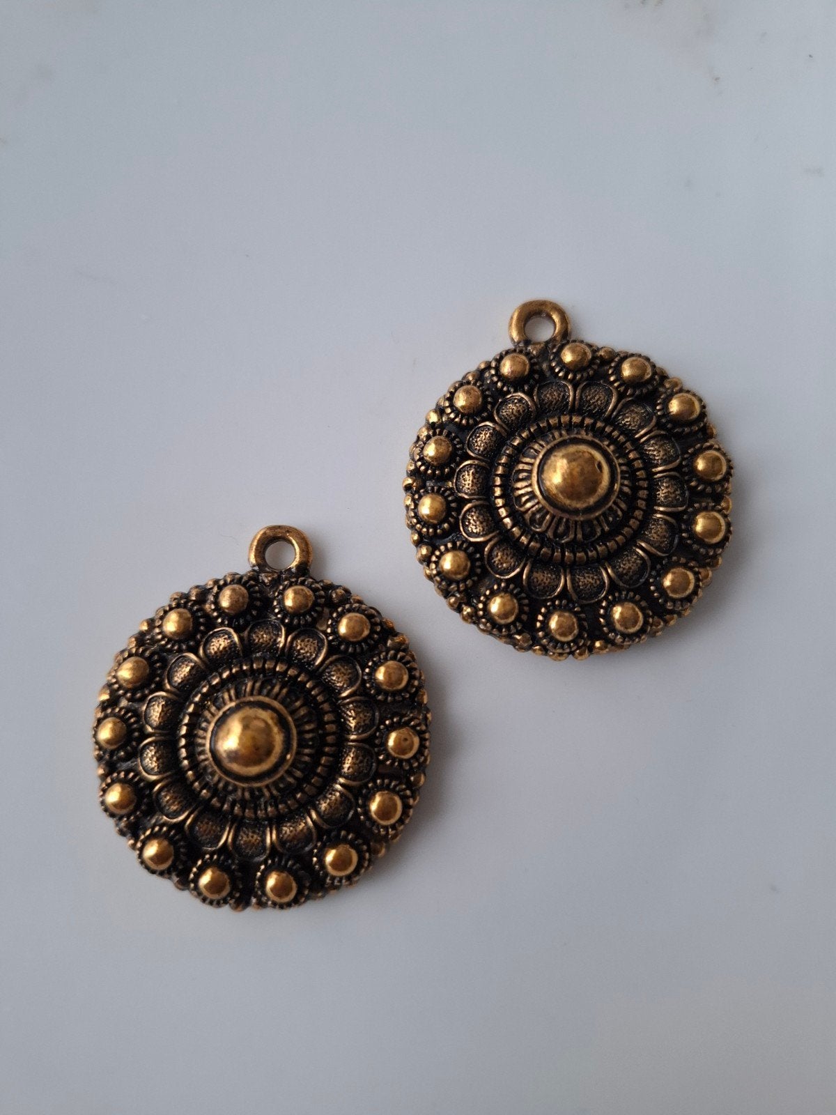 2 grote hangers bedels metaal goud brons, Sieraden, Tassen en Uiterlijk, Kettinghangers, Overige materialen, -, -, Nieuw