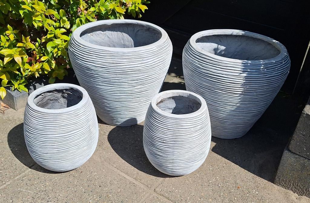 4 buiten potten (Capri intratuin), Kunststof, Rond, Zo goed als nieuw, Minder dan 40 cm