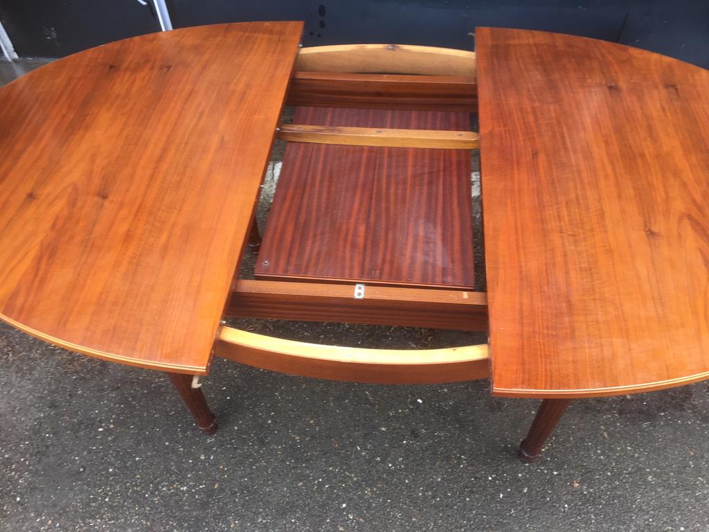 Vintage Eettafel jaren 70.  Rond Ovaal en uitschuifbaar, Ophalen, Huis en Inrichting