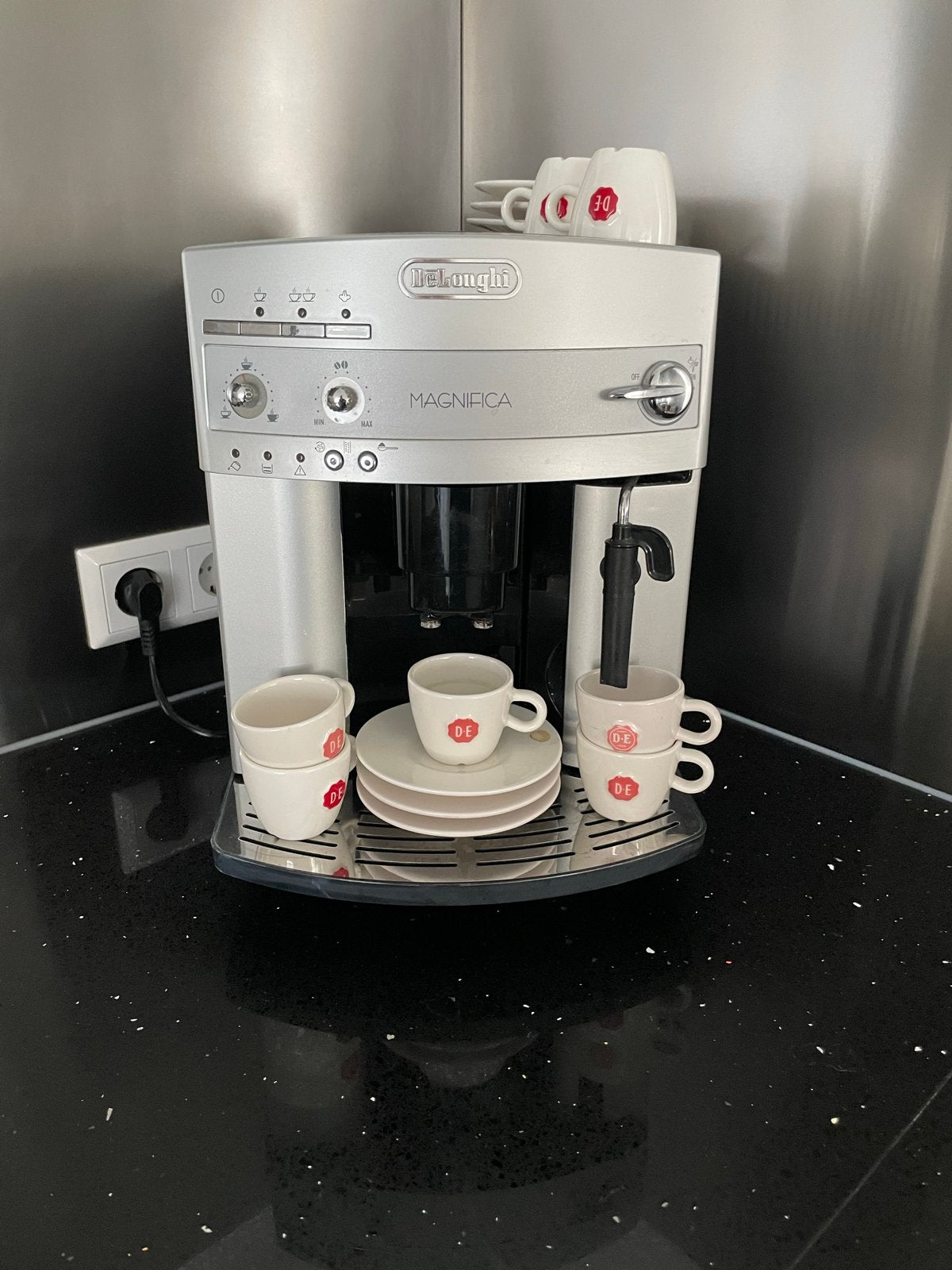 DeLonghi Magnifica Koffiemachine - Goede Staat, Ophalen, Afneembaar waterreservoir, Gebruikt, Koffiemachine