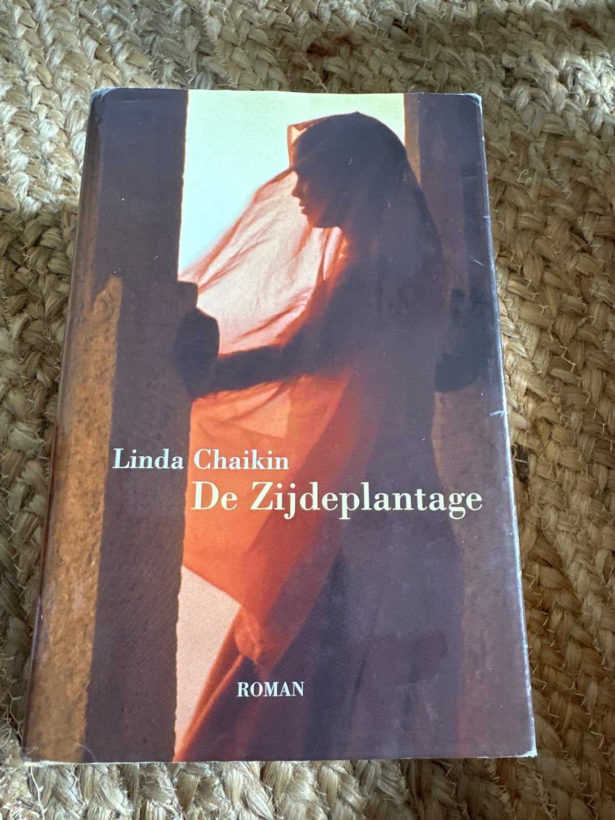 De Zijdeplantage - Linda Chaikin (Roman), Ophalen of Verzenden, Gelezen, Nederland