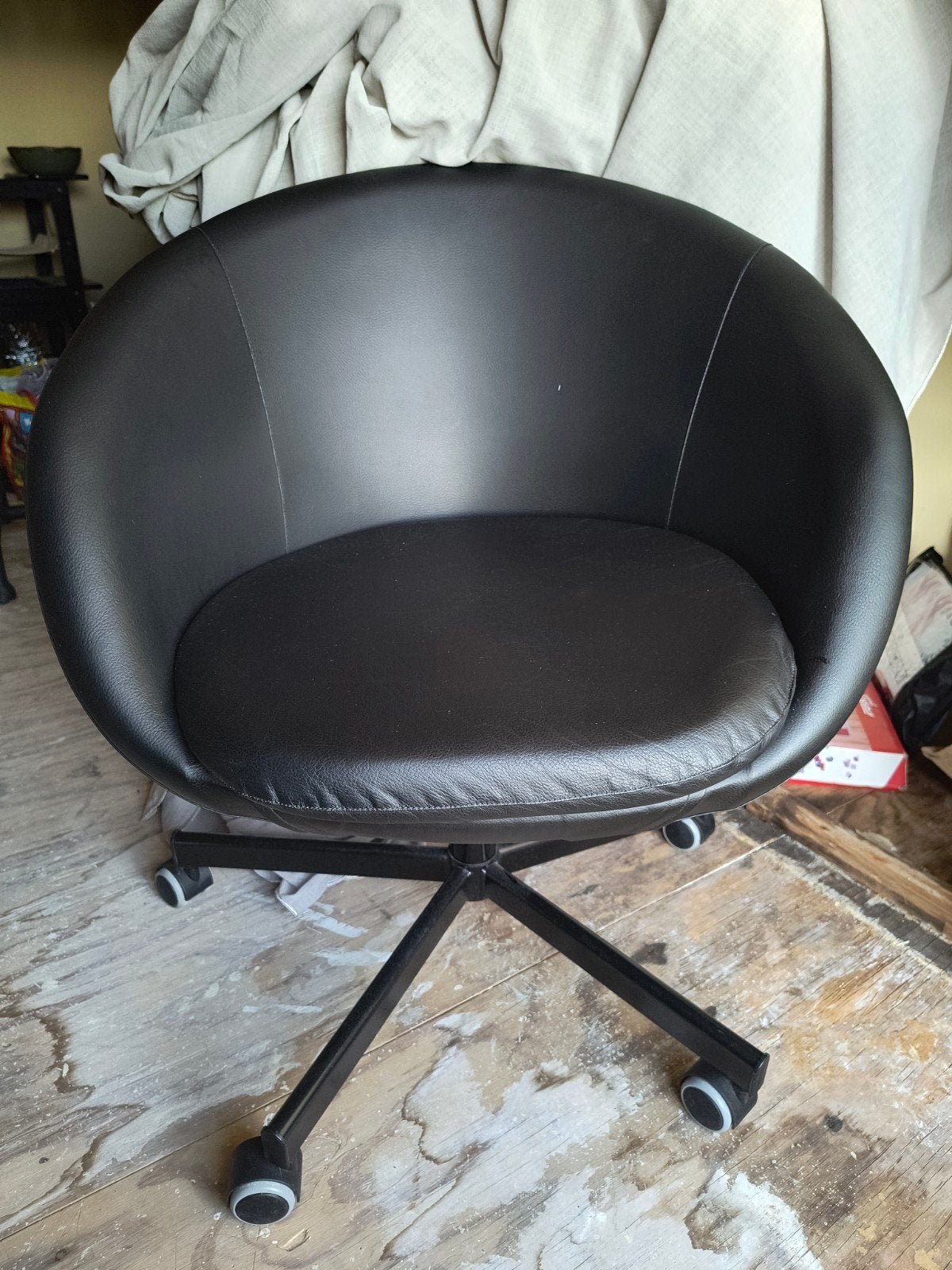 Mooie zwarte kuipstoel van IKEA op wieltjes, Huis en Inrichting, Stoelen, Gebruikt, Eén, Kunststof, Zwart, Ophalen