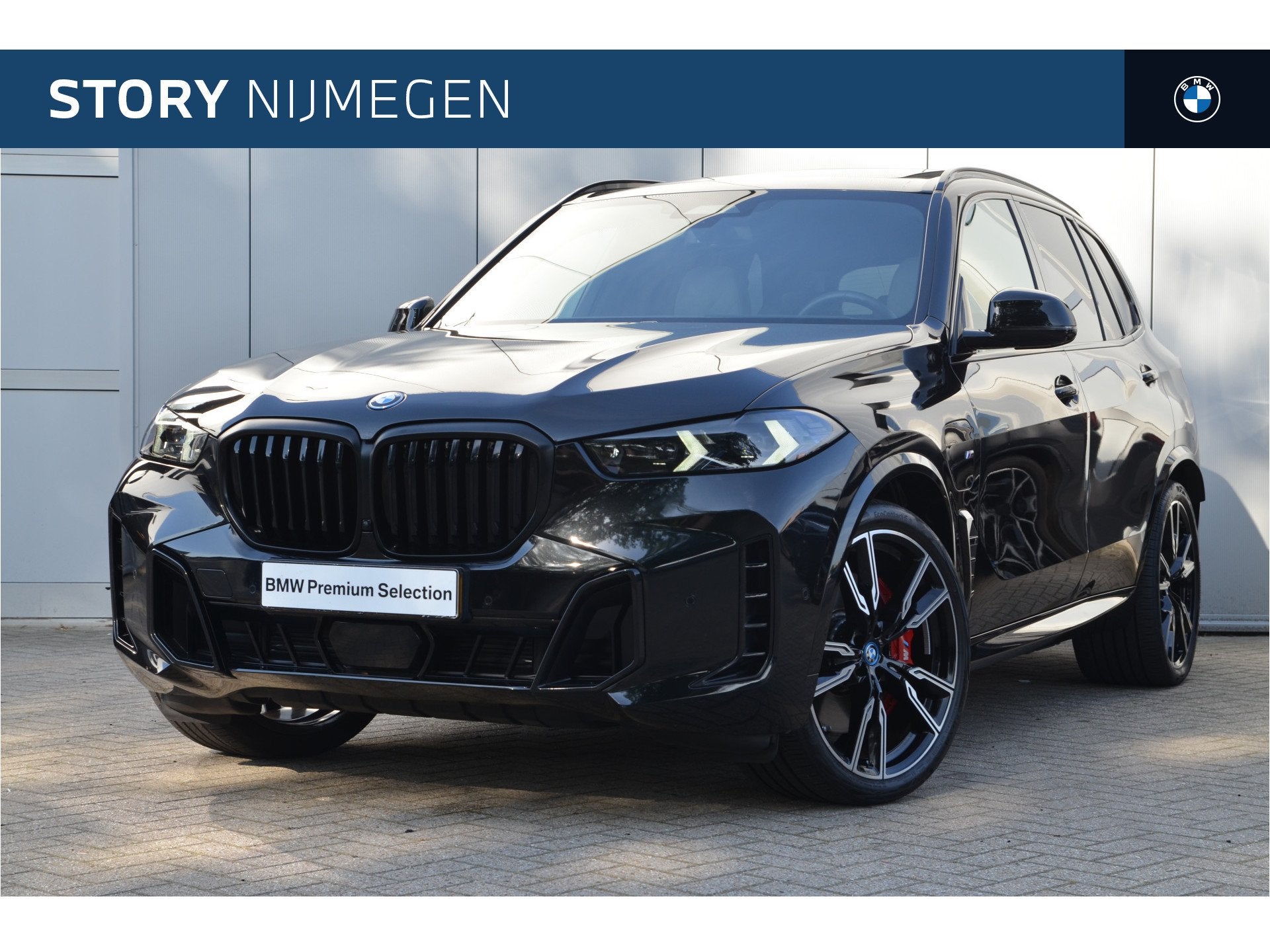 BMW X5 xDrive50e M Sport Automaat / Trekhaak / Panoramadak S, Gebruikt, 2395 kg, Met garantie (alle), Zwart