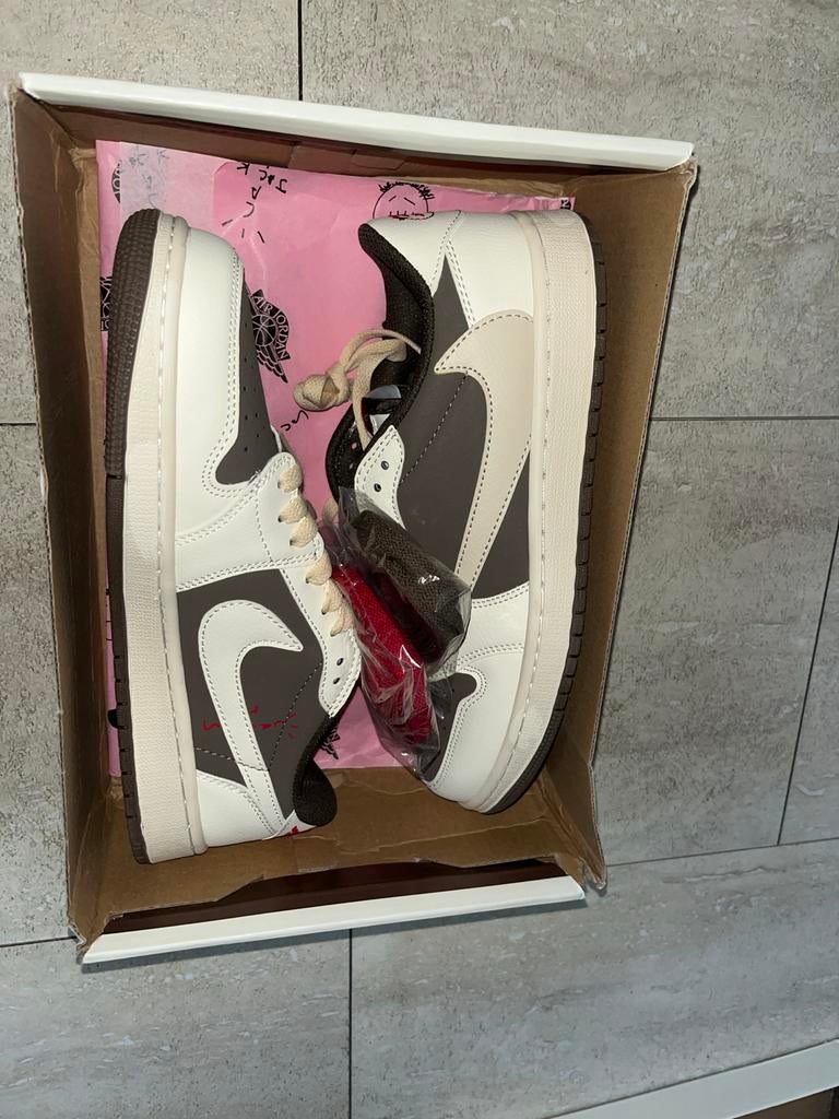 Nike Air Jordan 1 Low OG SP Travis Scott Reverse Mocha 42, Bruin, Nieuw, Ophalen of Verzenden, Sneakers of Gympen
