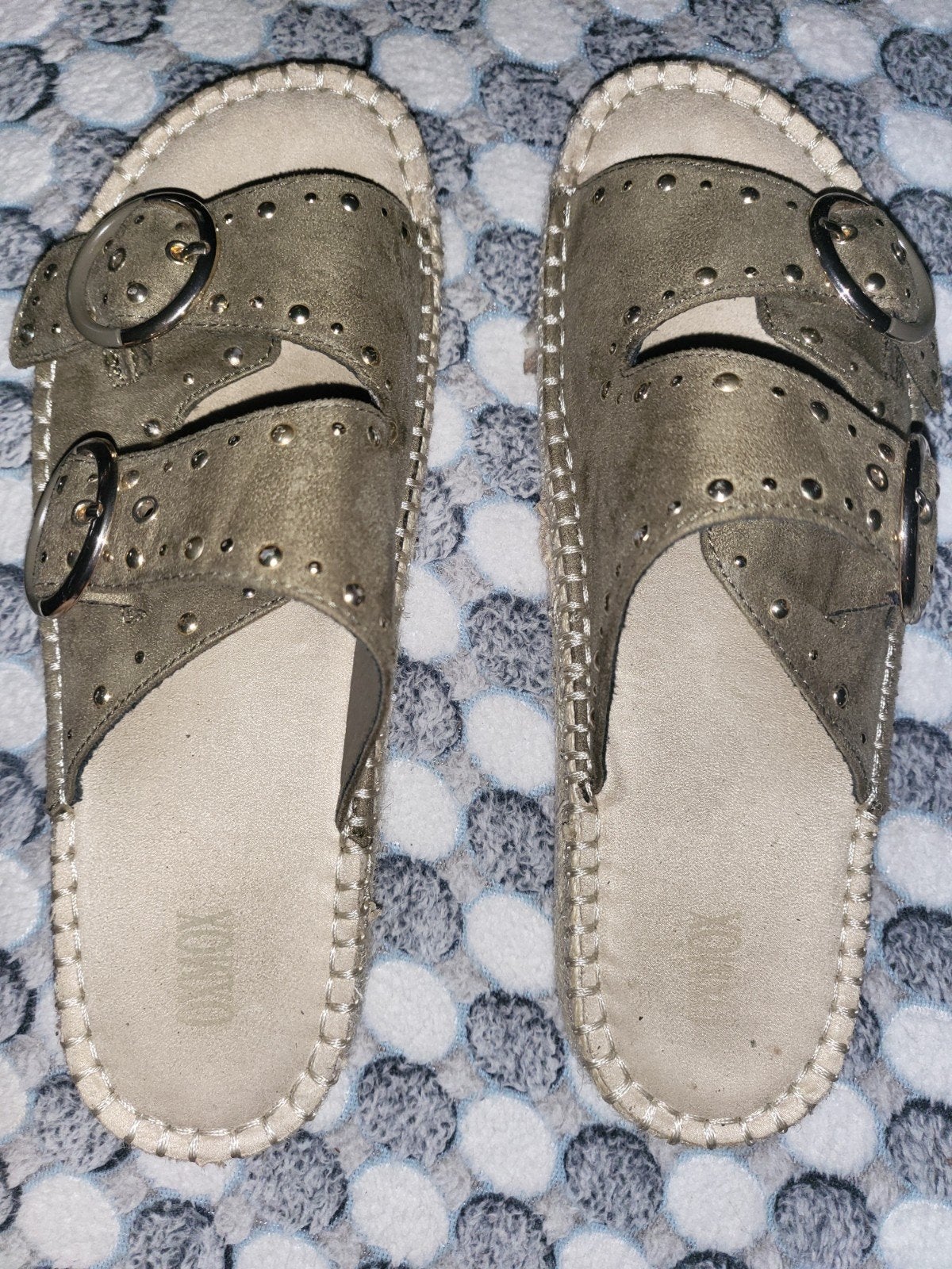 Oxmox Comfortabele suède slippers met studs en gespen mt 38, Slippers, Ophalen of Verzenden, Groen, Onbekend
