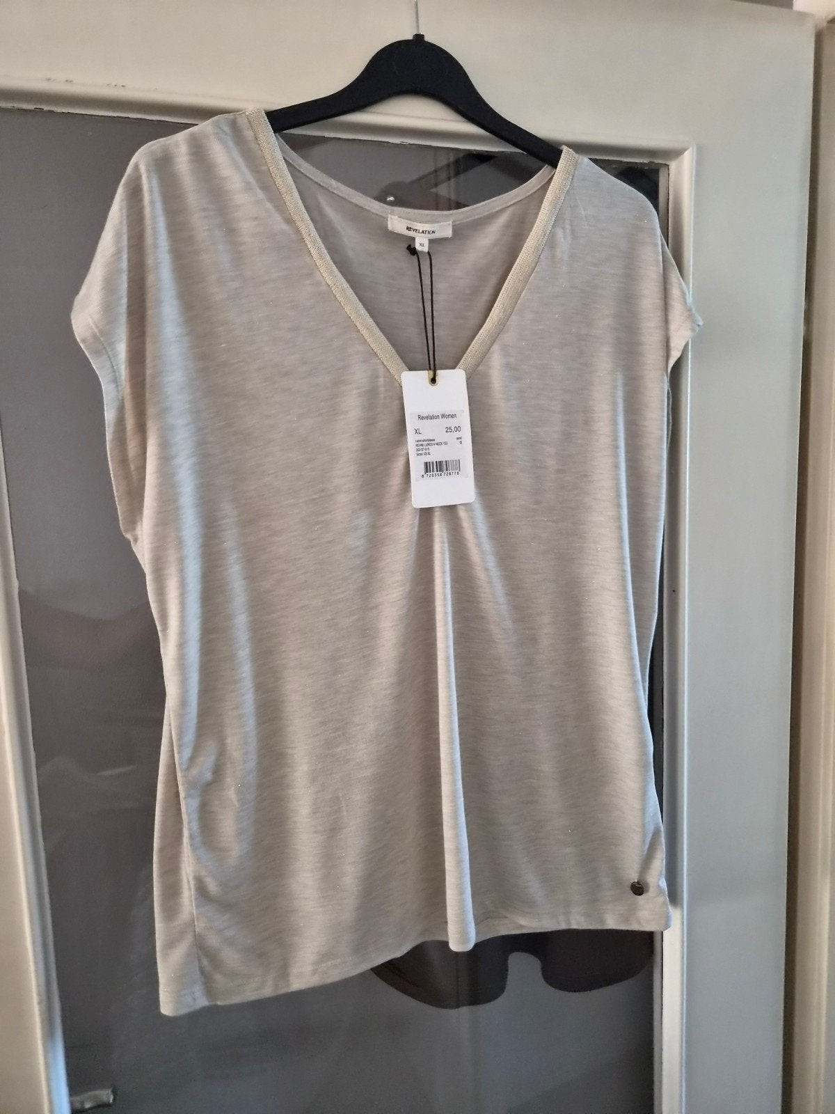 Nieuw Revelation Women T-shirt met V-hals - Maat XL, Revelation Women, Verzenden, Beige, Maat 46/48 (XL) of groter