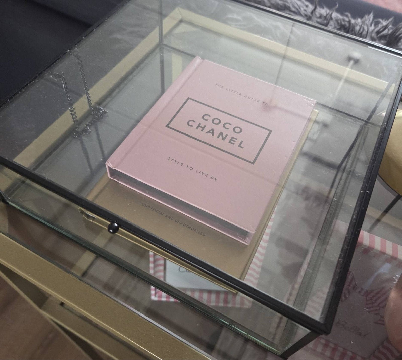 Decoratie box met Chanel boek en Gucci boek, Huis en Inrichting, Woonaccessoires | Overige, Ophalen of Verzenden, Zo goed als nieuw