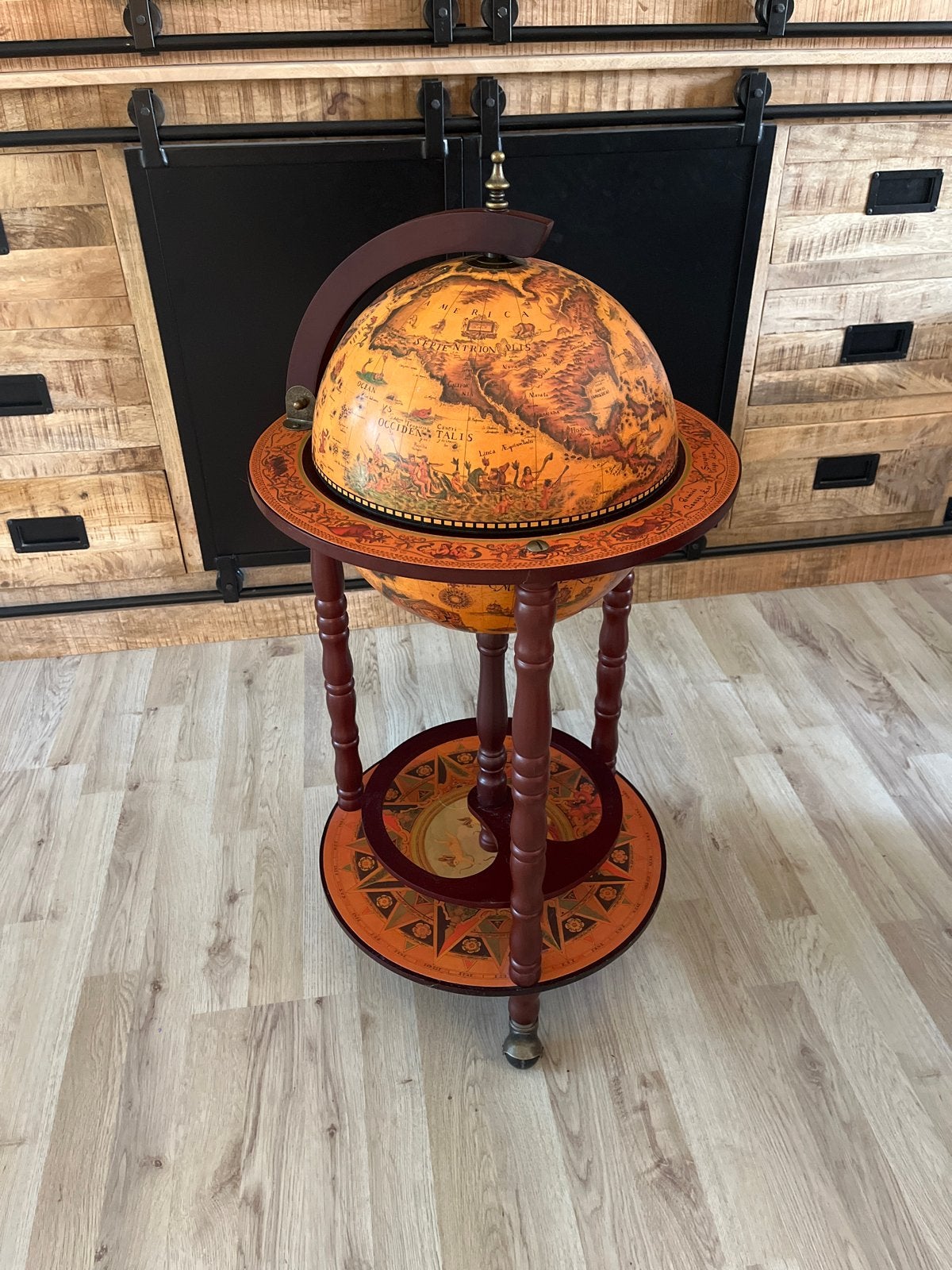 Globebar met Opbergruimte en Wieltjes, Huis en Inrichting, Woonaccessoires | Wereldbollen, Ophalen, Gebruikt, Met opbergruimte