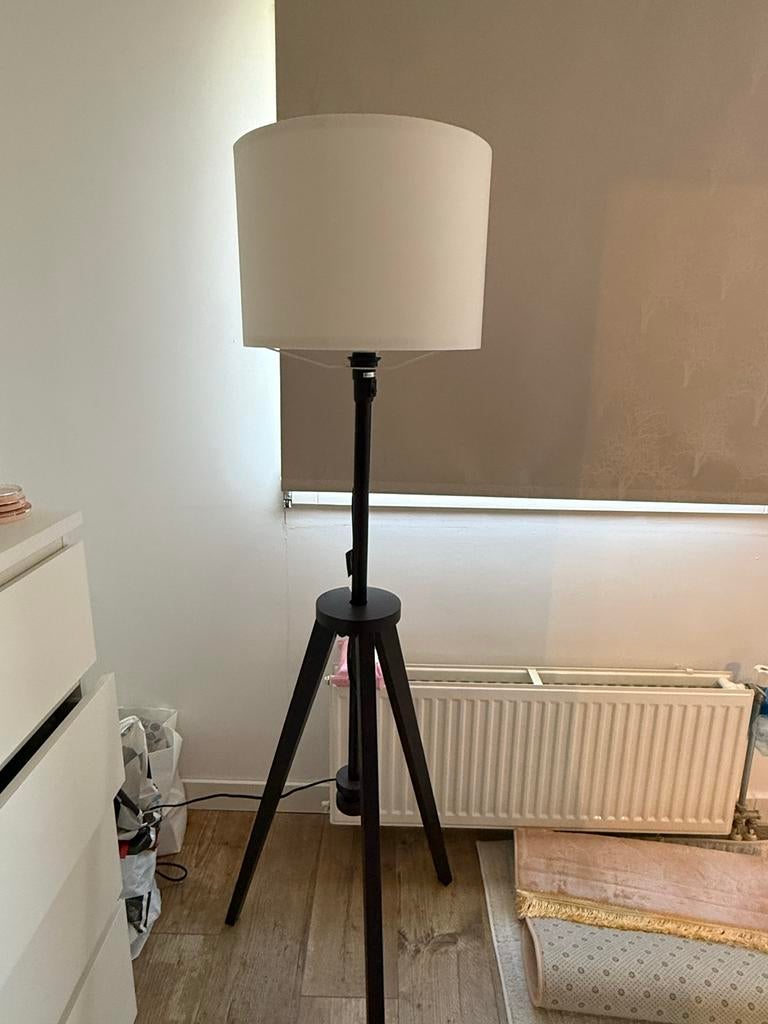 Stijlvolle staande lamp met witte kap, Huis en Inrichting, Ophalen of Verzenden, Gebruikt, Stof, 150 tot 200 cm