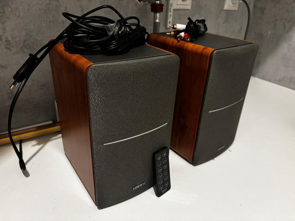 Edifier speakers met BT, amper gebruikt!