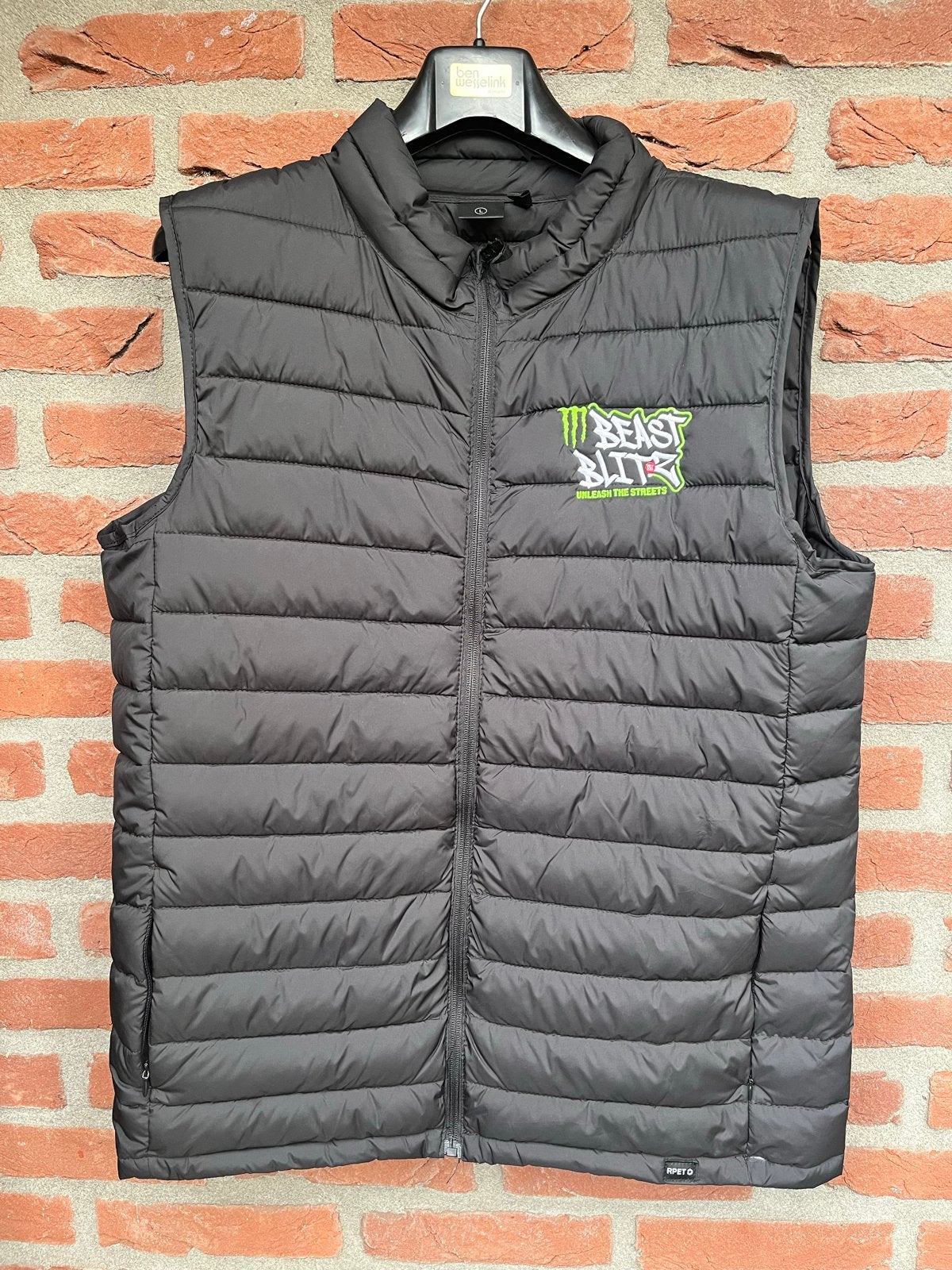 Zwarte gewatteerde Monster Energy bodywarmer - maat L, Kleding | Heren, Ophalen of Verzenden, Zo goed als nieuw, Maat 52/54 (L)