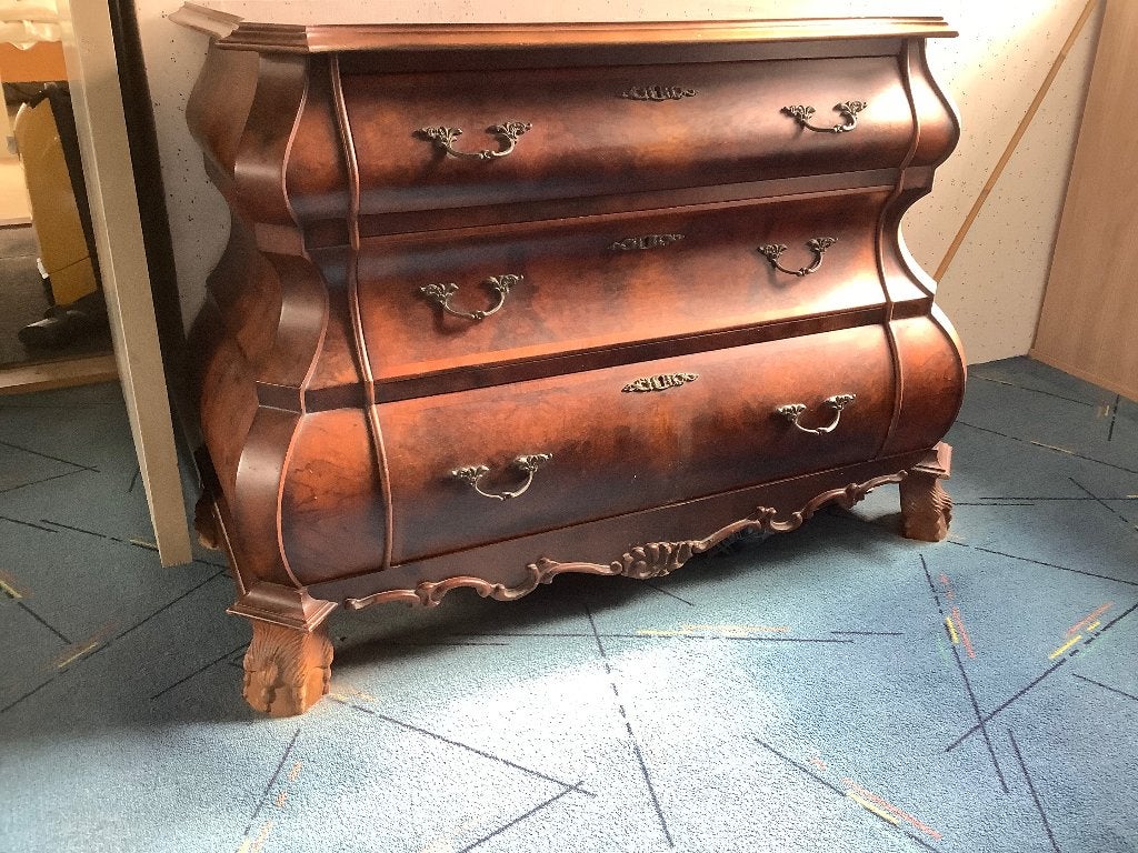 Barokke commode (ladekast) met notenhouten fineer, Ophalen