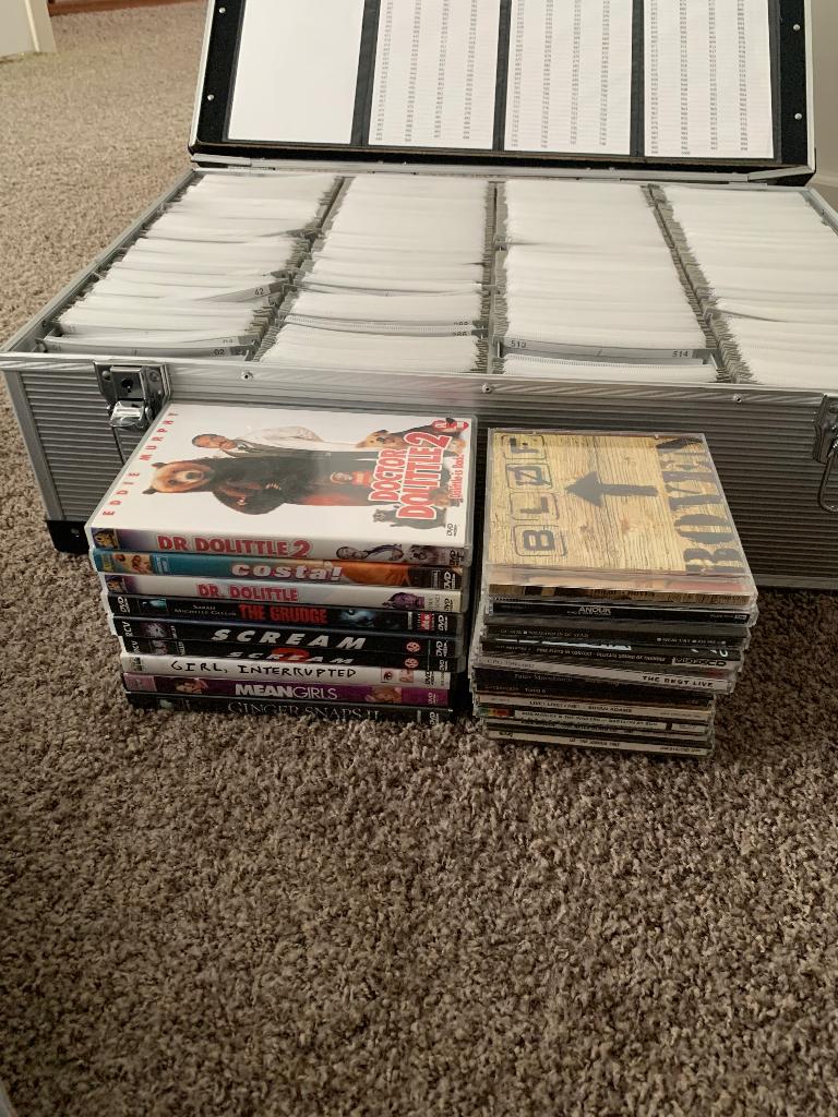Ca 1000 orginele dvd’s en cd’s Dvd’ zonder hoes in koffer, Alle leeftijden, Ophalen, Gebruikt