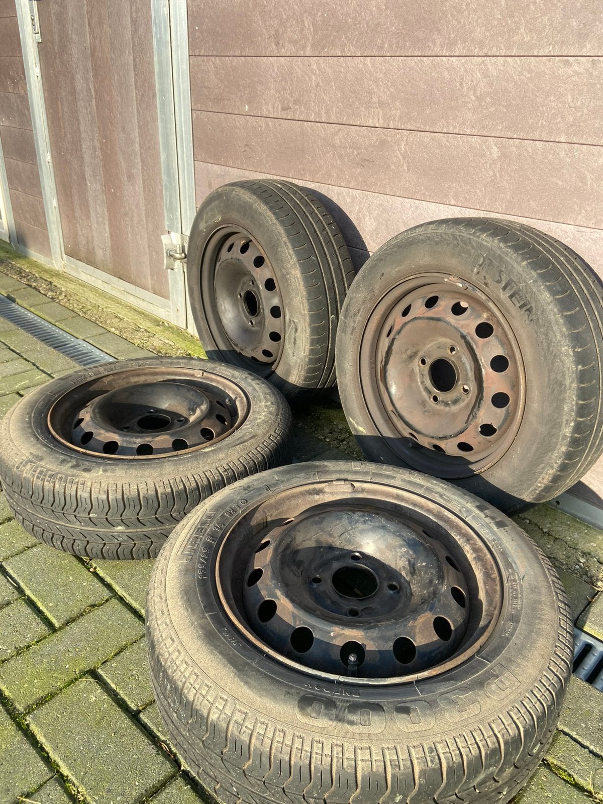 Pirelli zomerbanden met stalen velgen 175/65 R14, Ophalen, 14 inch, 175 mm, Band(en)