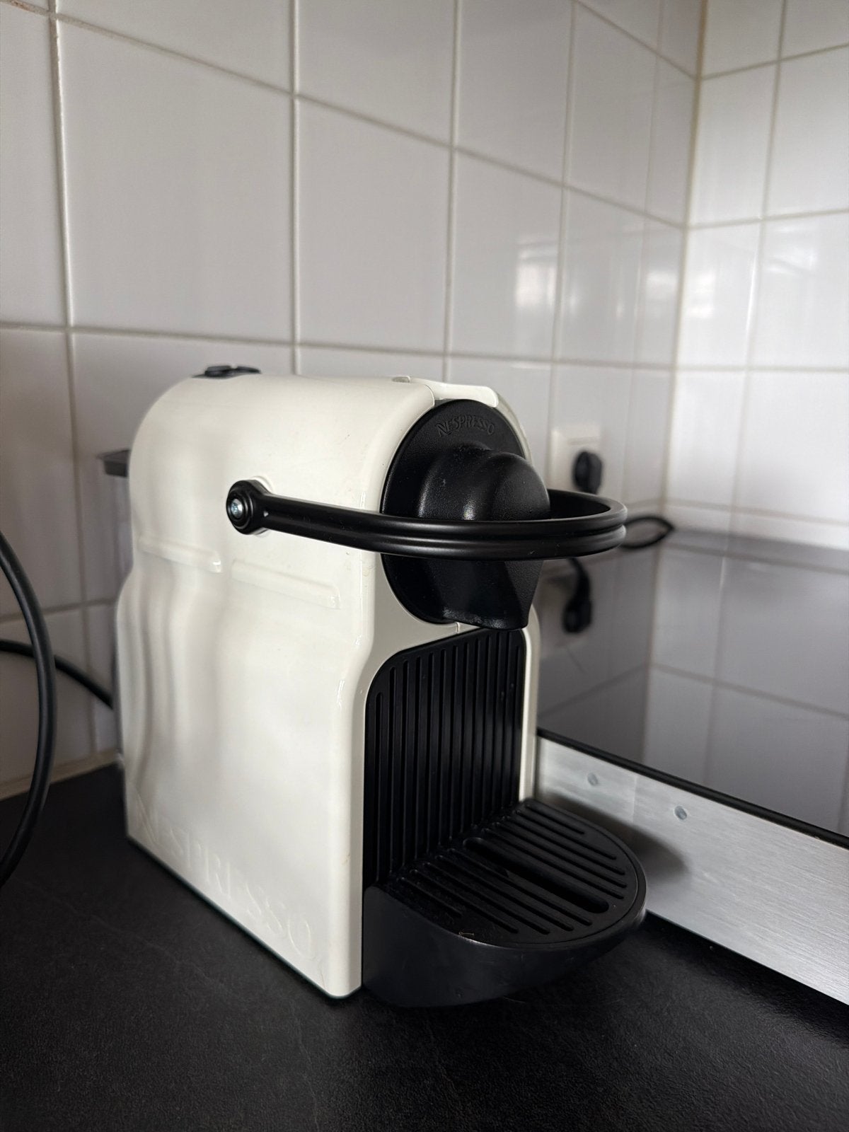 Nespresso apparaat - Wit, Gebruikt, Espresso apparaat, Ophalen of Verzenden, 1 kopje