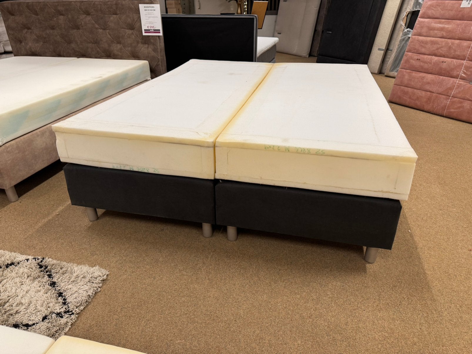 Boxspring 180x220 met matras kern Zwart Direct/Leverbaar, Ophalen, #Boxspring#Grijs#220#Stof#Bedden#2-Persoons, Zwart, Mwonenenslapen