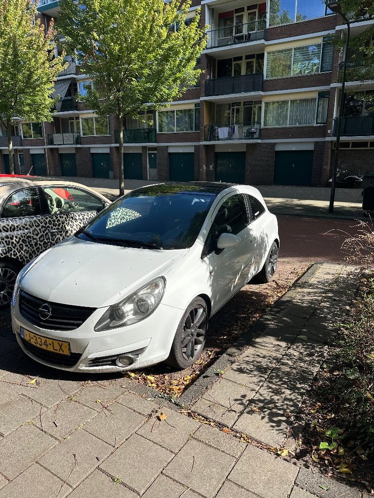 Opel Corsa 1.2 16V 3D WR 2009 Wit, Auto's, Opel, Voorwielaandrijving, 450 kg, 40 €/maand, 4 cilinders