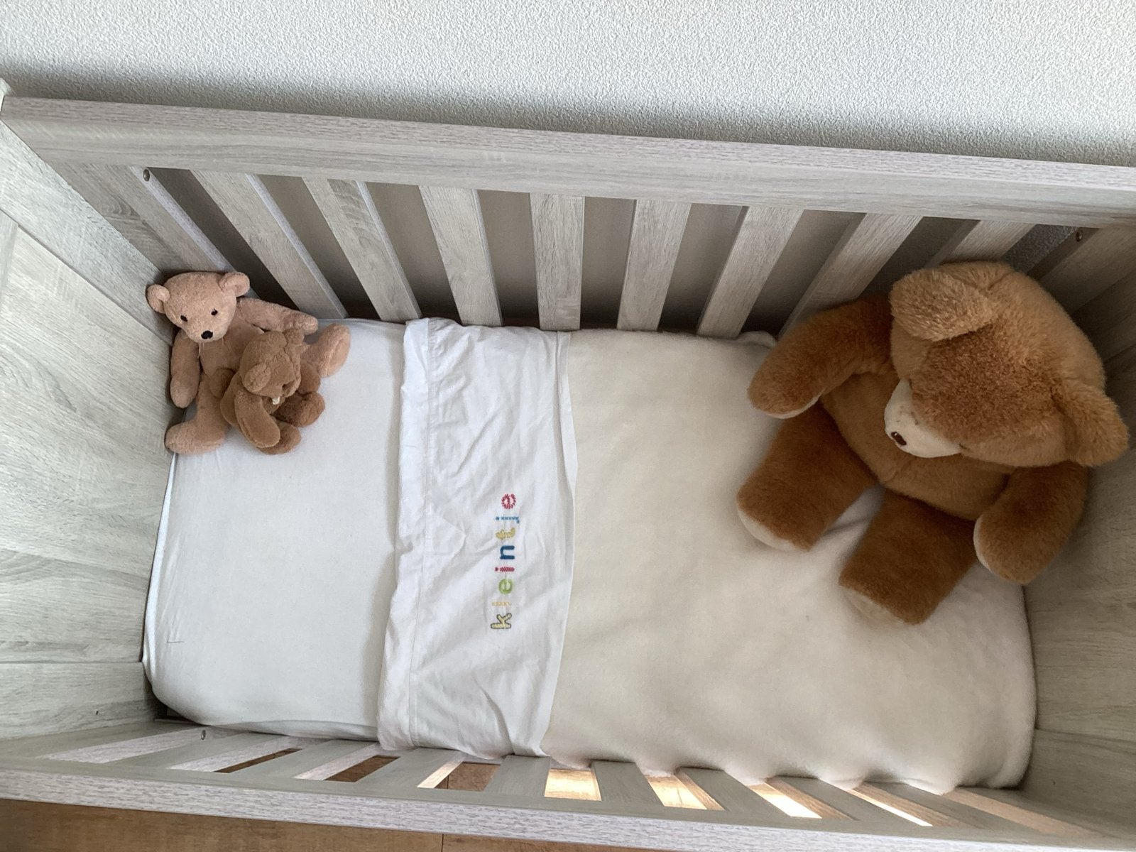 Kinderledikantje Grijs Eiken met matras en bedlinnen, Huis en Inrichting, Ophalen, 190 cm of minder, Zo goed als nieuw, Grijs