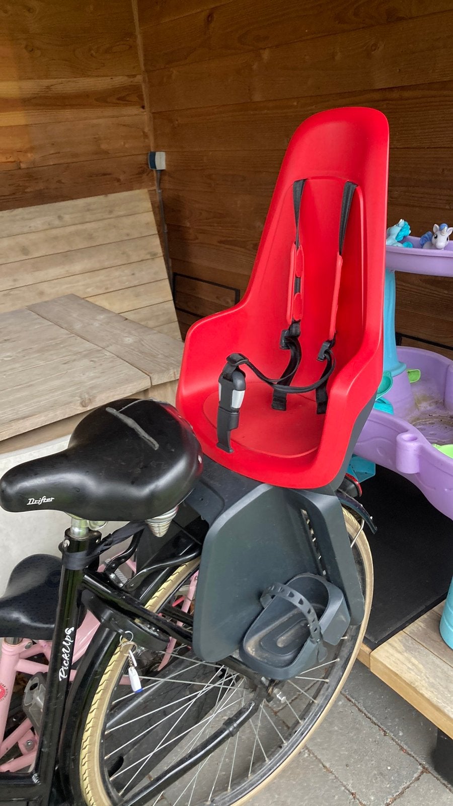Kinderfietsstoeltje Bobike rood, Ophalen, Zo goed als nieuw, Voetsteuntjes