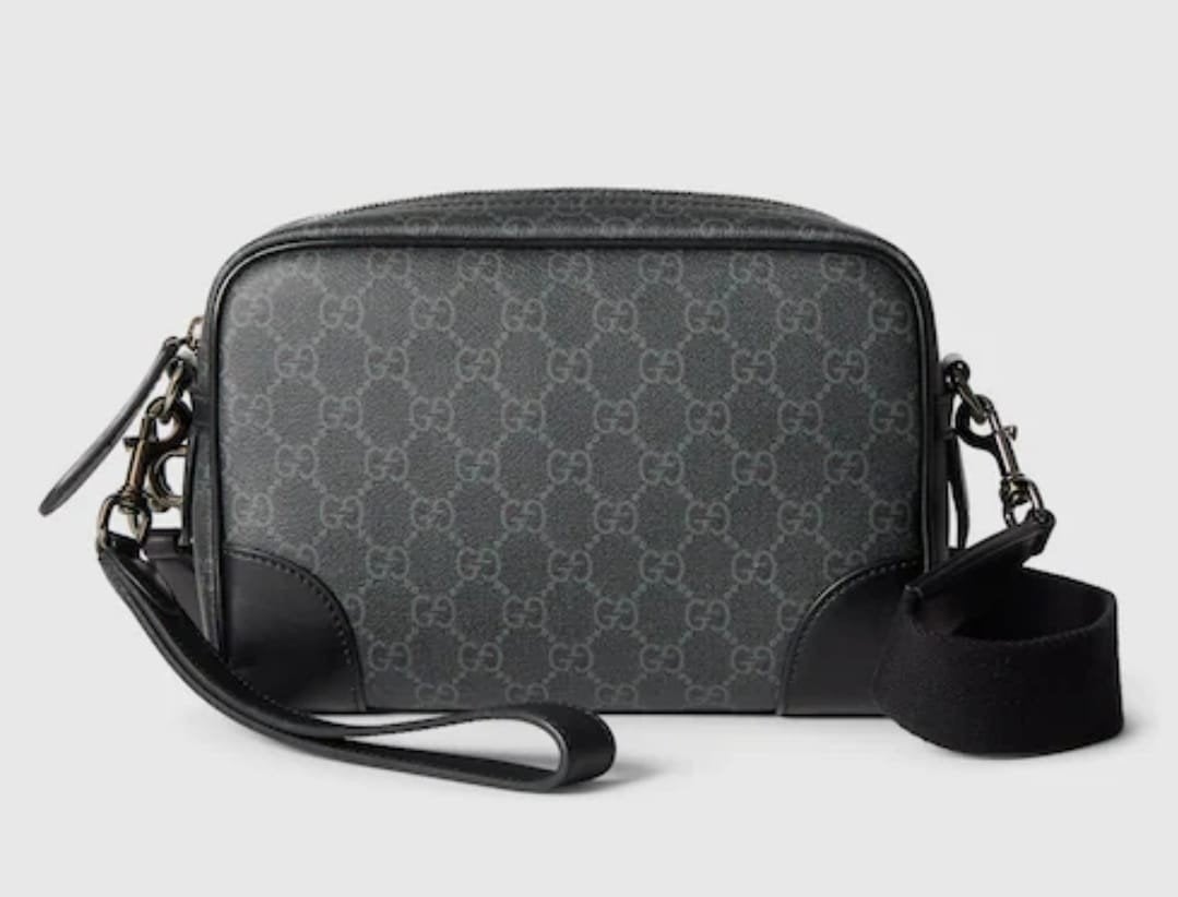 Gucci tas bag GG Emblem small crossbody bag, Sieraden, Tassen en Uiterlijk, Zwart, Minder dan 40 cm, Minder dan 35 cm, Ophalen of Verzenden