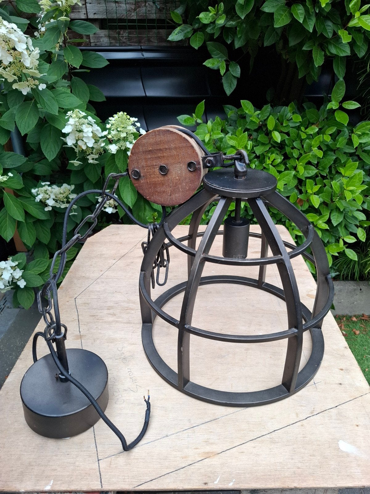 Industriële hanglamp met metalen kap en houten katrol, Huis en Inrichting, Lampen | Hanglampen, Ophalen, Gebruikt, Industrieel, Modern