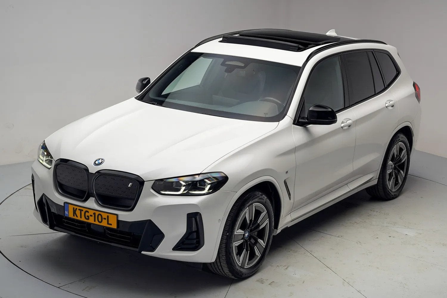 Foto 16 van BMW iX3 80 kWh M Sport Shadow [ Panorama Leder ACC ]