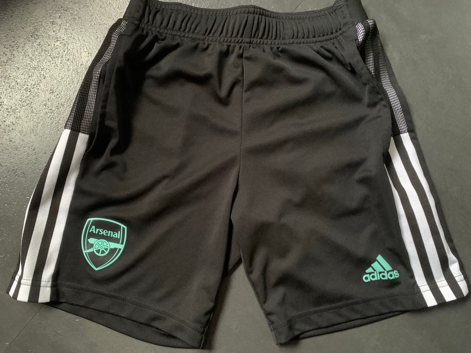 Sport korte broek Adidas/Arsenal nieuw!!, Ophalen of Verzenden, Nieuw, Jongen, Sport- of Zwemkleding