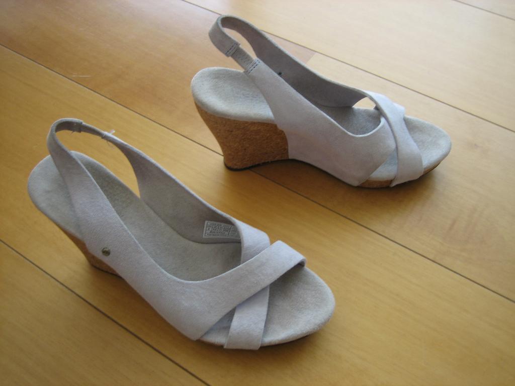 Comfortabele grijs suede sandaal met sleehak UGG 37 snazzeys, UGG, Verzenden, Nieuw, Sandalen of Muiltjes